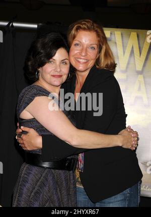 Sherilyn Fenn und Sheryl Lee bei der „Hollywood Show“ im Herbst 2010 im Burbank Airport Marriott Hotel & Convention Center, Burbank, Kalifornien Stockfoto