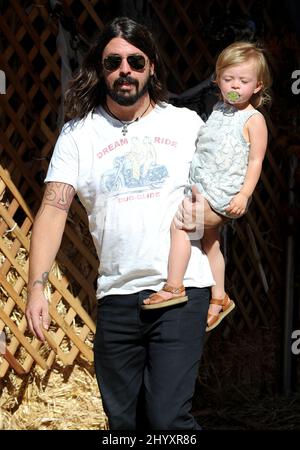 Dave Grohl und Tochter Harper Willow Grohl werden beim Einkaufen im Mr Bones Pumkin Patch in Los Angeles, USA, gesehen. Stockfoto