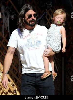 Dave Grohl und Tochter Harper Willow Grohl werden beim Einkaufen im Mr Bones Pumkin Patch in Los Angeles, USA, gesehen. Stockfoto