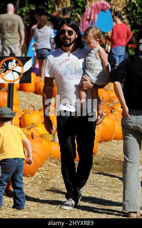 Dave Grohl und Tochter Harper Willow Grohl werden beim Einkaufen im Mr Bones Pumkin Patch in Los Angeles, USA, gesehen. Stockfoto