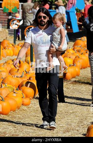 Dave Grohl und Tochter Harper Willow Grohl werden beim Einkaufen im Mr Bones Pumkin Patch in Los Angeles, USA, gesehen. Stockfoto