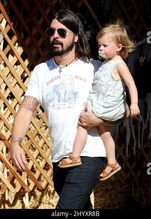 Dave Grohl und Tochter Harper Willow Grohl werden beim Einkaufen im Mr Bones Pumkin Patch in Los Angeles, USA, gesehen. Stockfoto