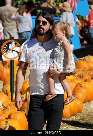 Dave Grohl und Tochter Harper Willow Grohl werden beim Einkaufen im Mr Bones Pumkin Patch in Los Angeles, USA, gesehen. Stockfoto