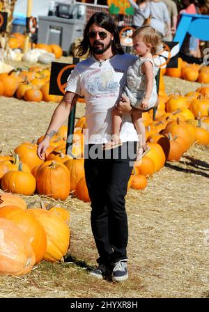 Dave Grohl und Tochter Harper Willow Grohl werden beim Einkaufen im Mr Bones Pumkin Patch in Los Angeles, USA, gesehen. Stockfoto