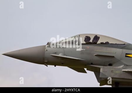 Nahaufnahme des Typhoon-Cockpits und des Piloten im Flug. Stockfoto