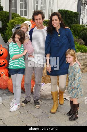 Ben Lee, Ione Skye beim Halloween Karneval präsentiert von Pottery Barn Kids, um Operation Smile in einer privaten Residenz in Los Angeles zu begünstigen. Stockfoto