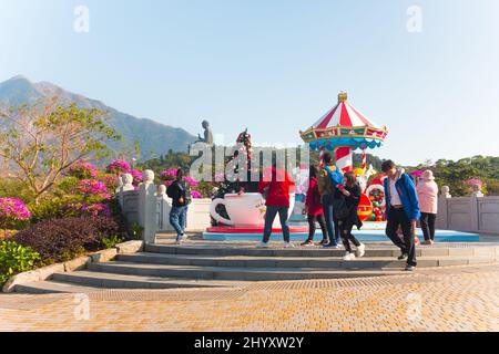 Ngong Ping Dorf, Insel Lantau, Hongkong, China. Touristenfalle. Der große Buddha im Hintergrund. Sonniger Tag, 2020. januar. Stockfoto