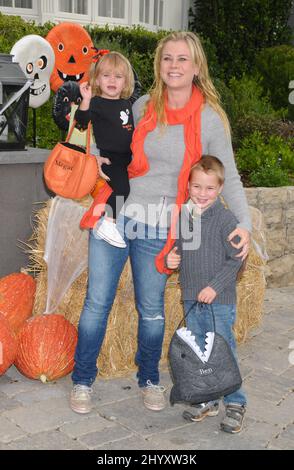 Alison Sweeney mit Tochter Megan und Sohn Ben beim Halloween-Karneval, der von Pottery Barn Kids vorgestellt wurde, um Operation Smile in einem Privathaus in Los Angeles zu begünstigen. Stockfoto