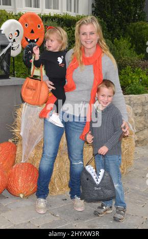 Alison Sweeney mit Tochter Megan und Sohn Ben beim Halloween-Karneval, der von Pottery Barn Kids vorgestellt wurde, um Operation Smile in einem Privathaus in Los Angeles zu begünstigen. Stockfoto