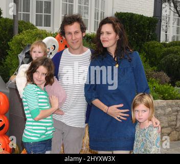 Ben Lee, Ione Skye beim Halloween Karneval präsentiert von Pottery Barn Kids, um Operation Smile in einer privaten Residenz in Los Angeles zu begünstigen. Stockfoto