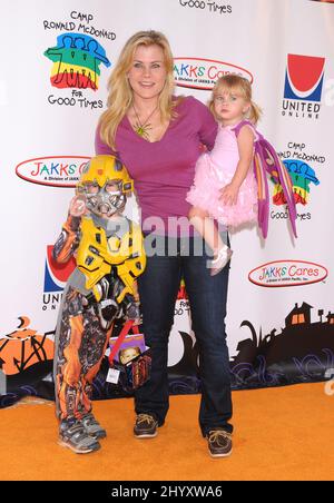 Alison Sweeney, Sohn Ben und Tochter Megan während des Jahrescamps 8. Ronald McDonald für Good Times Halloween Carnival im Universal Studios Backlot, Los Angeles Stockfoto