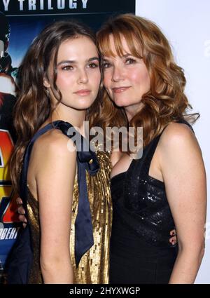 Lea Thompson und Tochter Zoey während der „Back to the Future“ 25. Anniversary Trilogy Blu-Ray Release-Feier in Gustavinos, New York Stockfoto