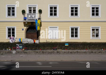 Protest in der Prinzregentenstraße gegenüber dem Villa Stuck Museum in München. Vor dem Haus, in dem Irina Revina Hofmann wohnt. Stockfoto