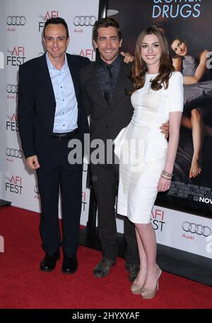 Hank Azaria, Jake Gyllenhaal und Anne Hathaway bei der Weltpremiere „Love & Other Drugs“ beim AFI Fest 2010, einer Gala, die von Audi im Grauman's Chinese Theatre in Los Angeles, USA, präsentiert wurde. Stockfoto