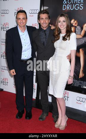 Hank Azaria, Jake Gyllenhaal und Anne Hathaway bei der Weltpremiere „Love & Other Drugs“ beim AFI Fest 2010, einer Gala, die von Audi im Grauman's Chinese Theatre in Los Angeles, USA, präsentiert wurde. Stockfoto