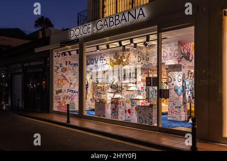 Nachtaufnahmen in luxuriöser und berühmter Lage von Marbella - Puerto Banus Bay. Blick auf Dolce und Gabbana Store, im Einkaufsviertel des Hafens. Stockfoto