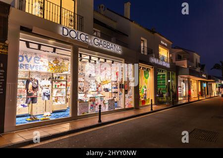 Nachtaufnahmen in luxuriöser und berühmter Lage von Marbella - Puerto Banus Bay. Blick auf Dolce und Gabbana Store, im Einkaufsviertel des Hafens. Stockfoto