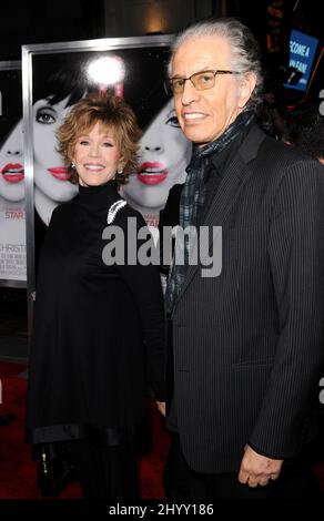 Jane Fonda und Richard Perry bei der Premiere von „Burlesque“ in Los Angeles im Grauman's Chinese Theatre, Kalifornien. Stockfoto