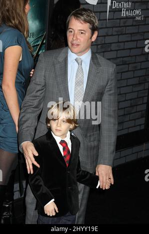 Matthew Broderick und James Broderick bei der New Yorker Premiere „Harry Potter and the Deathly Hallows: Part 1“ in der Alice Tully Hall. Stockfoto