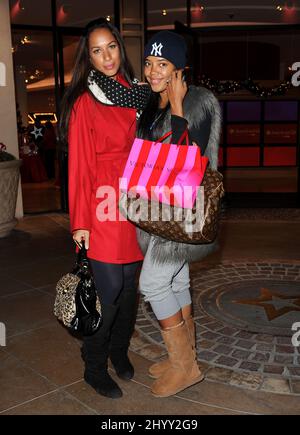 Leona Lewis und Angela Simmons werden beim weihnachtseinkauf im The Grove in Los Angeles, USA, gesehen. Stockfoto