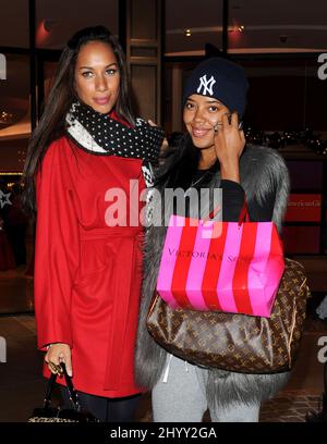 Leona Lewis und Angela Simmons werden beim weihnachtseinkauf im The Grove in Los Angeles, USA, gesehen. Stockfoto