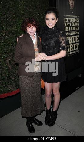 Kim Darby und Hailee Steinfeld während der Vorführung der „True Grit“-Branche im Academy Theatre, Los Angeles Stockfoto