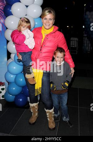 Alison Sweeney und ihre Familie, die Disney on Ice besuchen, präsentieren „Let's Celebrate“, die im La Live in Los Angeles, USA, abgehalten wird. Stockfoto