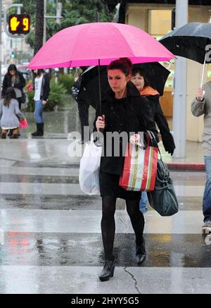 Finola Hughes beim Einkaufen im Regen auf dem Rodeo Dr. in Beverly Hills. Stockfoto