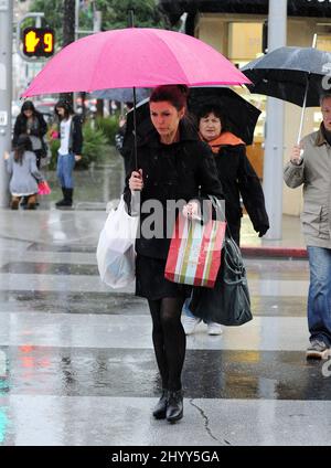 Finola Hughes beim Einkaufen im Regen auf dem Rodeo Dr. in Beverly Hills. Stockfoto