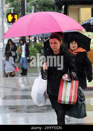 Finola Hughes beim Einkaufen im Regen auf dem Rodeo Dr. in Beverly Hills. Stockfoto