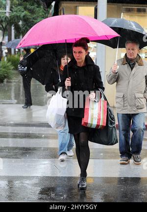 Finola Hughes beim Einkaufen im Regen auf dem Rodeo Dr. in Beverly Hills. Stockfoto