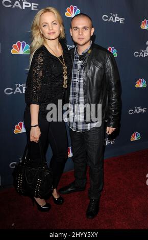 MENA Suvari und ihr Mann Simone Sestito kommen bei der Cape Premiere im Music Box Theater in Los Angeles, USA, an. Stockfoto