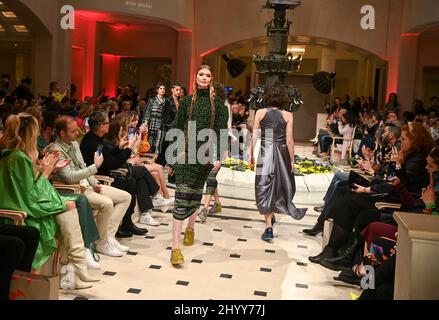 Berlin, Deutschland. 15. März 2022. Berlin Fashion Week: Models zeigen Kreationen der Designerin Anja Gockel im Hotel Adlon. Die Berlin Fashion Week findet vom 14. Bis 20. März statt. Quelle: Jens Kalaene/dpa-Zentralbild/dpa/Alamy Live News Stockfoto