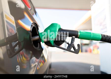 Fahrzeugbetankung an der Tankstelle. Zapfsäule für Kraftstoff Stockfoto