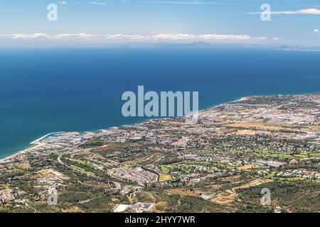 Panoramablick auf die wunderschöne Stadt Marbella von der Spitze des Berges 'La Concha'. Im Hintergrund der Gibraltar-Felsen und der afrikanische Kontinent. Stockfoto