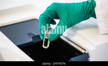 Nahaufnahme der Hände eines Apothekers mit entwickeltem Impfstoff, einem Konzept zur Arzneimittelherstellung und -Entwicklung Stockfoto
