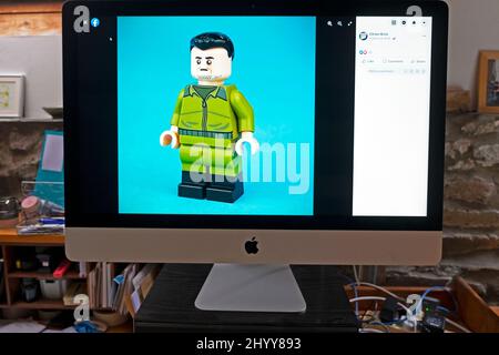 Ukrainischer Präsident Wolodymyr Zelenski Zelenskyy Zelenskiy lego Minifigur von Citizen Brick auf dem Computerbildschirm 2022 Stockfoto