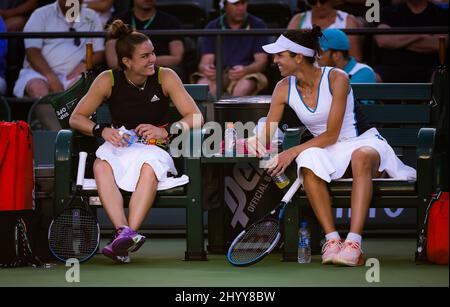 Indian Wells, USA, 14/03/2022, Maria Sakkari aus Griechenland und Ajla Tomljanovic aus Australien spielen Doppel beim 2022 BNP Paribas Open, WTA 1000 Tennisturnier am 14. März 2022 im Indian Wells Tennis Garden in Indian Wells, USA - Foto: Rob Prange/DPPI/LiveMedia Stockfoto