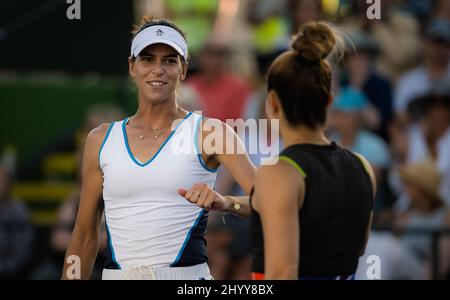 Indian Wells, USA, 14/03/2022, Maria Sakkari aus Griechenland und Ajla Tomljanovic aus Australien spielen Doppel beim 2022 BNP Paribas Open, WTA 1000 Tennisturnier am 14. März 2022 im Indian Wells Tennis Garden in Indian Wells, USA - Foto: Rob Prange/DPPI/LiveMedia Stockfoto