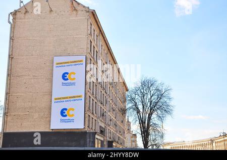 Kiew, Ukraine ,- 23.. Februar ,2022, Unabhängigkeitsplatz . Übersetzung aus dem Ukrainischen: Zukunft schützen, Ukraine -NATO-Europa, Europäische Solidarität, Stockfoto