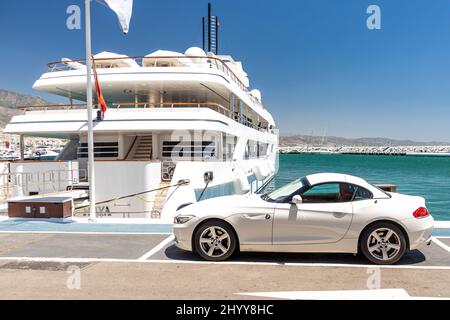 Der luxuriöse Hafen Puerto Jose Banus befindet sich in der Gegend von Marbella. Luxus-Lifestyle mit teuren Yachten, Einkaufsviertel mit Exklusi Stockfoto