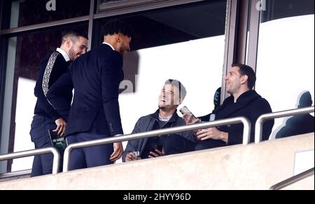 Die Aston Villa-Fußballer Emiliano Buendia, Tyrone Mings, Philippe Coutinhino und Emiliano Martinez stehen am ersten Tag des Cheltenham Festivals auf der Pferderennbahn von Cheltenham auf der Tribüne. Bilddatum: Dienstag, 15. März 2022. Stockfoto