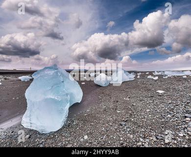 Eisberge im Jokulsarlon Diamond Beach bei Sonnenuntergang, Island. Stockfoto