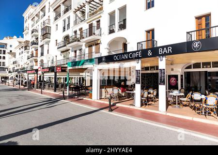 Schöne Panoramablick auf 'Puerto de la Duquesa' Luxus-Apartment Urbanisierung und Restaurants. Luxusurlaubsziel. Stockfoto