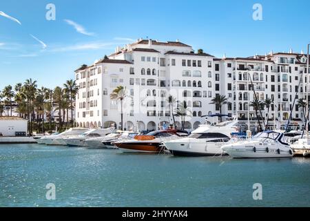 Wunderschöner Panoramablick auf 'Puerto de la Duquesa'. Yachten und Boote dockten im Hafen an. Luxus Apartment Urbanisierung und Restaurants. Stockfoto