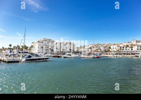 Wunderschöner Panoramablick auf 'Puerto de la Duquesa'. Yachten und Boote dockten im Hafen an. Luxus Apartment Urbanisierung und Restaurants. Stockfoto