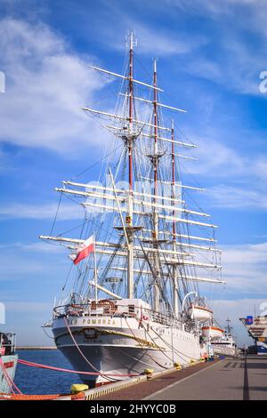 GDYNIA, POLEN - 5. OKTOBER 2020: Schönes historisches Schiff namens "dar Pomorza" im Hafen von Gdynia, Polen. Stockfoto