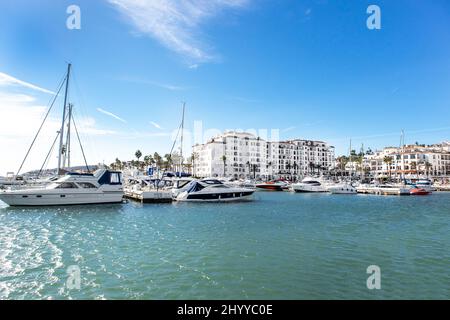 Wunderschöner Panoramablick auf 'Puerto de la Duquesa'. Yachten und Boote dockten im Hafen an. Luxus Apartment Urbanisierung und Restaurants. Stockfoto