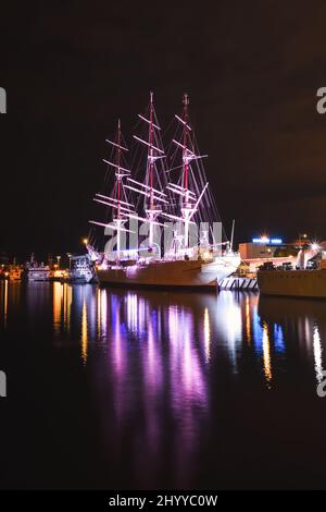 GDYNIA, POLEN - 5. OKTOBER 2020: Schönes historisches Schiff namens "dar Pomorza" im Hafen von Gdynia, Polen. Stockfoto