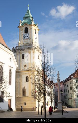 Bratislava Hauptplatz (Hlavne Namestie) während des Tages am März Stockfoto